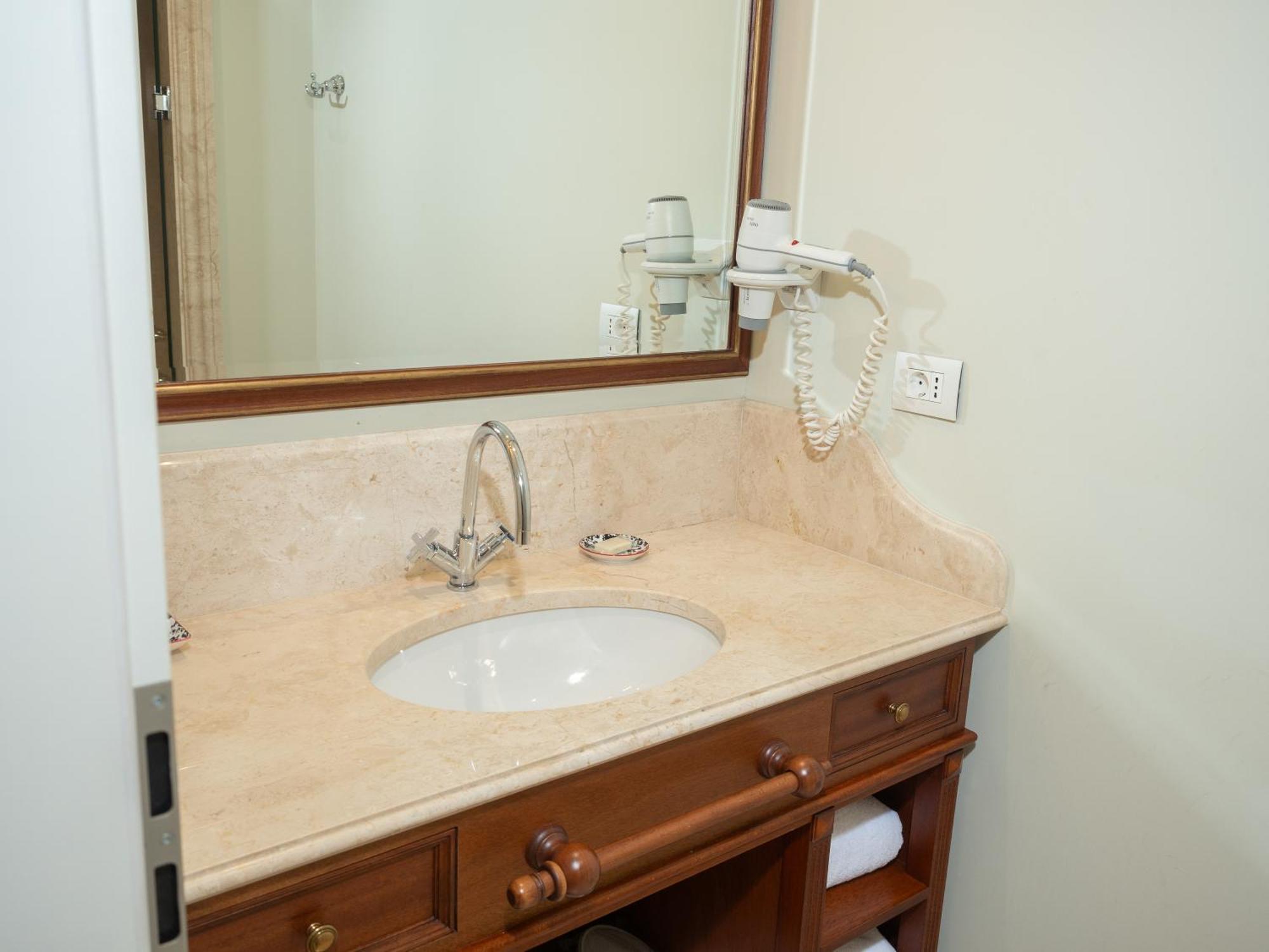 Ebel Boutique Hotel Tirana Extérieur photo
