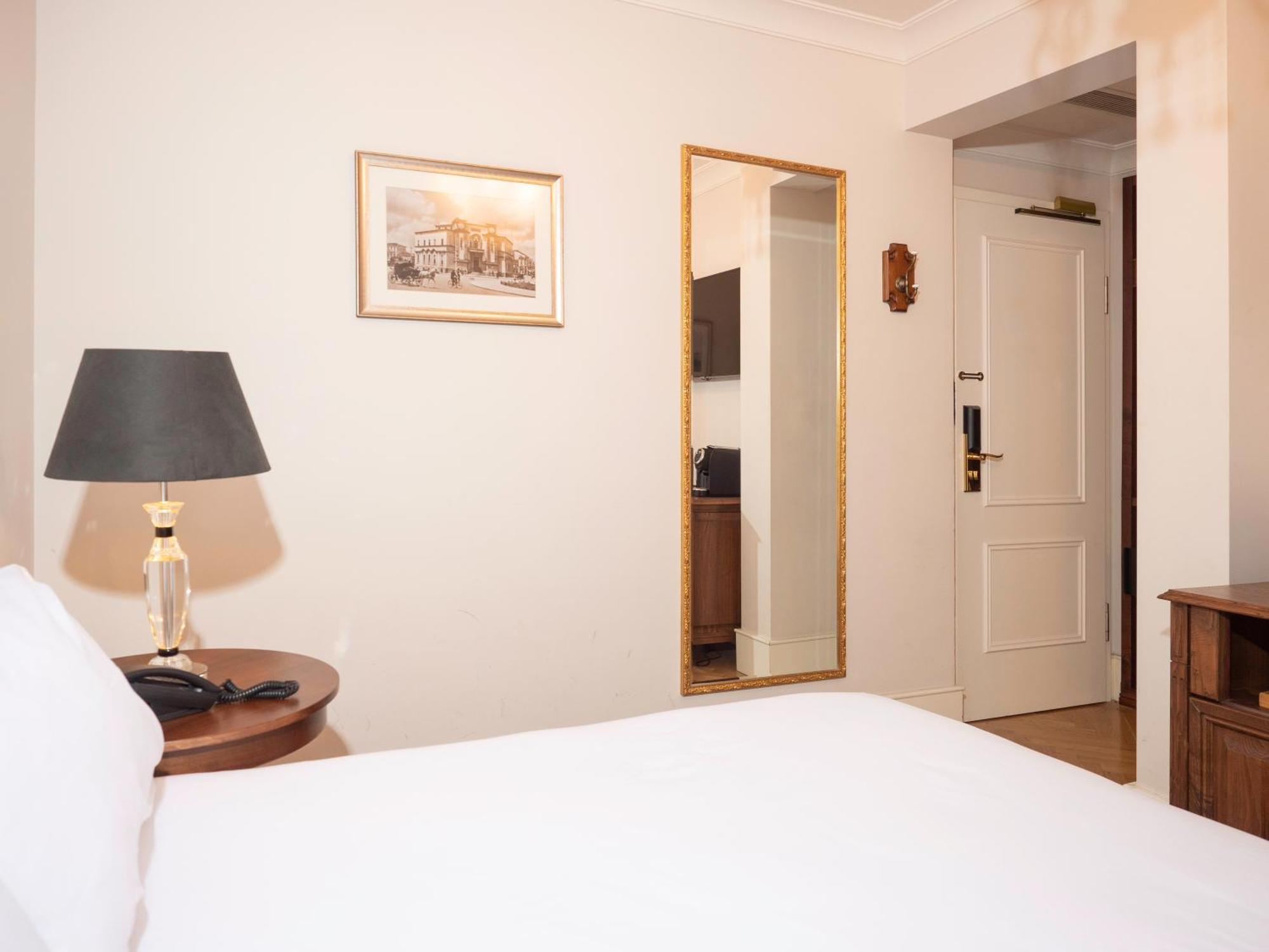 Ebel Boutique Hotel Tirana Extérieur photo